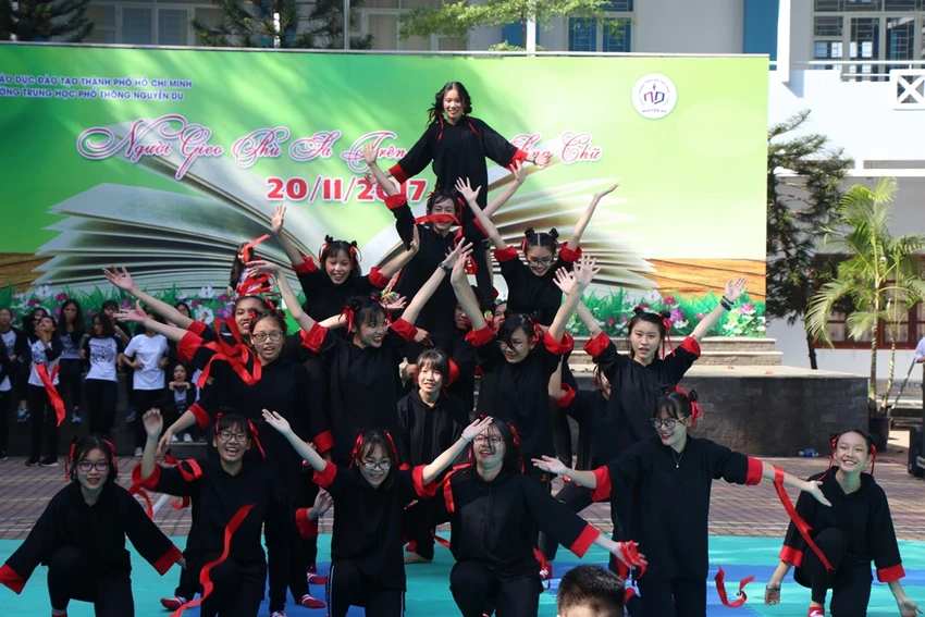 Những màn flashmob 'cực chất' của HS trường Nguyễn Du ảnh 3 Những màn flashmob 'cực chất' của HS trường Nguyễn Du ảnh 3
