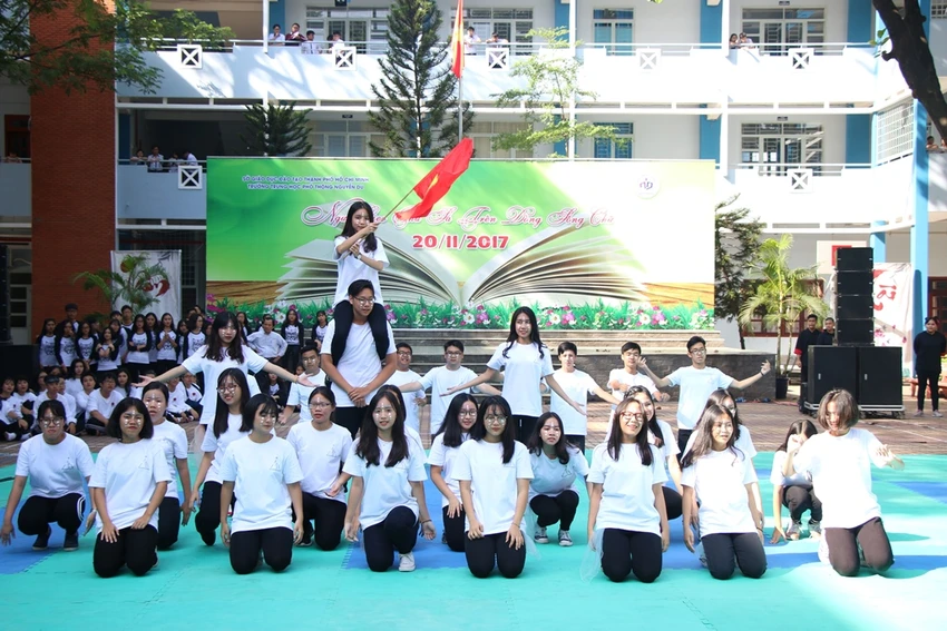 Những màn flashmob 'cực chất' của HS trường Nguyễn Du ảnh 7 Những màn flashmob 'cực chất' của HS trường Nguyễn Du ảnh 7