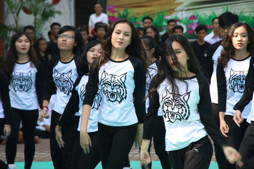 Những màn flashmob 'cực chất' của HS trường Nguyễn Du ảnh 8 Những màn flashmob 'cực chất' của HS trường Nguyễn Du ảnh 8