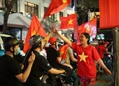 Vứt cả xe hàng, vỡ òa mừng U-23 Việt Nam chiến thắng