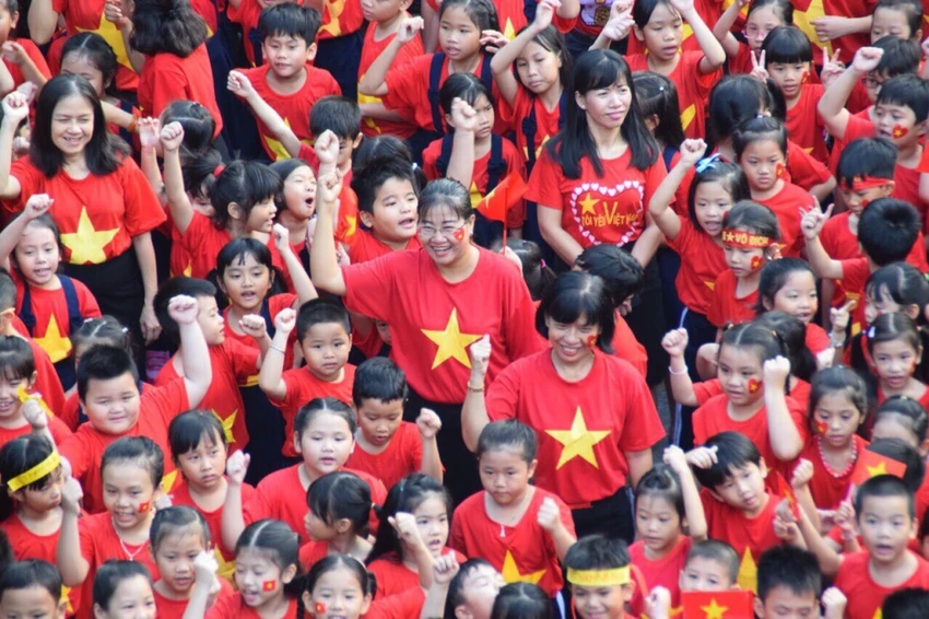 Dễ thương: Cô trò xếp hình trái tim ủng hộ U23 Việt Nam ảnh 8 Dễ thương: Cô trò xếp hình trái tim ủng hộ U23 Việt Nam ảnh 8