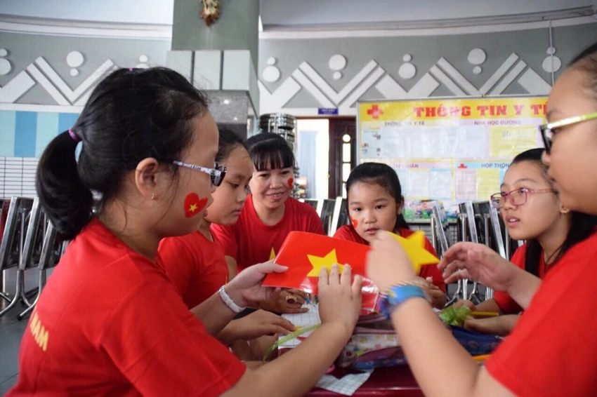 Dễ thương: Cô trò xếp hình trái tim ủng hộ U23 Việt Nam ảnh 3 Dễ thương: Cô trò xếp hình trái tim ủng hộ U23 Việt Nam ảnh 3