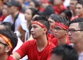 Cổ động viên đội mưa cổ vũ cho U23 Việt Nam
