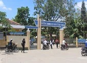 Nam sinh lớp 8 bóp cổ cô giáo ngay tại lớp học