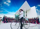 Bức ảnh kỷ yếu gây tranh cãi trong cộng đồng mạng
