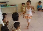 Giáo viên mầm non trước camera trong lớp học