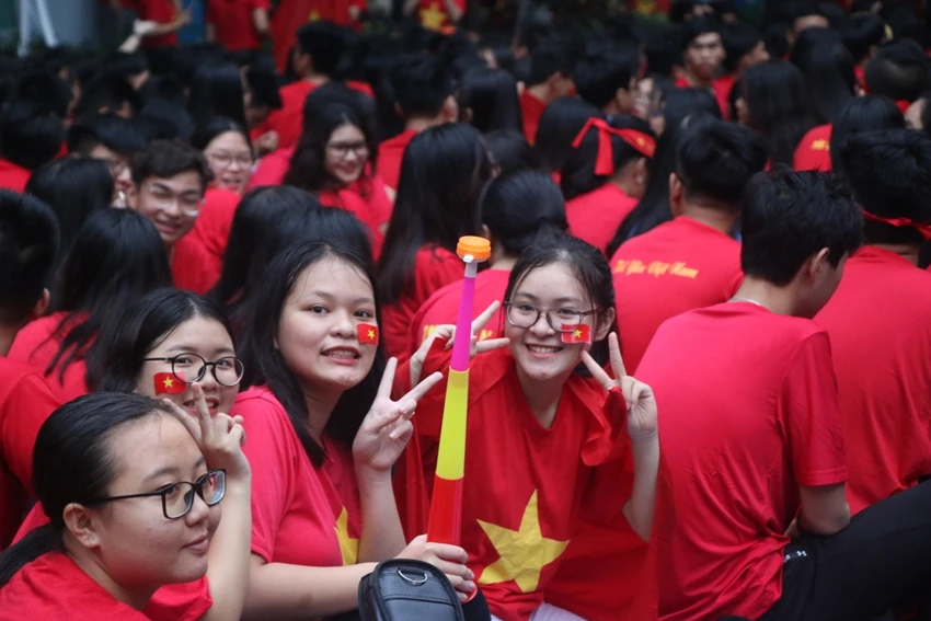 Sân trường ngập sắc đỏ cổ vũ tuyển Việt Nam ảnh 7 Sân trường ngập sắc đỏ cổ vũ tuyển Việt Nam ảnh 7