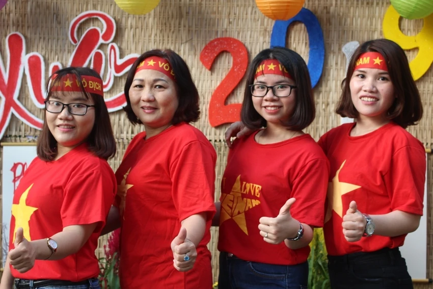 Cô trò 'nhuộm đỏ' sân trường ủng hộ đội tuyển Việt Nam ảnh 4