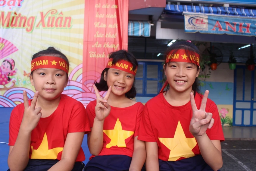 Cô trò 'nhuộm đỏ' sân trường ủng hộ đội tuyển Việt Nam ảnh 6