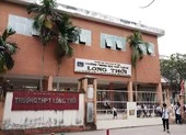 Ném vở học sinh, cô giáo 'im như thóc' lại bị đình chỉ 