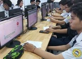 Học trò thích thú làm bài thi trực tuyến