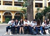 Trước giờ thi Văn, thí sinh vẫn tranh thủ ôn và ... đoán đề