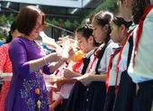 Món quà bất ngờ cô hiệu trưởng tặng học trò trong lễ tri ân