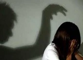 Nữ sinh lớp 9 bị dâm ô trong phòng vệ sinh ở trường