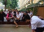 Học sinh lội bùn bắt cá ngay giữa sân Trường Trưng Vương