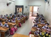 Thực hư nhà trường yêu cầu học sinh đội nón ngăn giọt bắn 