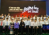 Trao 150 suất học bổng 'Tiếp sức đến trường' cho tân sinh viên