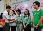 Sinh viên nghèo được tặng vé xe về quê ăn tết
