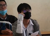 Bị chấn thương ở tay phải nhưng vẫn quyết tâm đi thi THPT