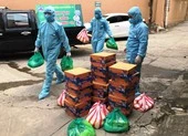 Cán bộ phường đến gõ từng nhà dân khu cách ly để trao quà