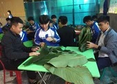Thầy trò nấu bánh chưng ủng hộ đồng bào lũ lụt miền Trung