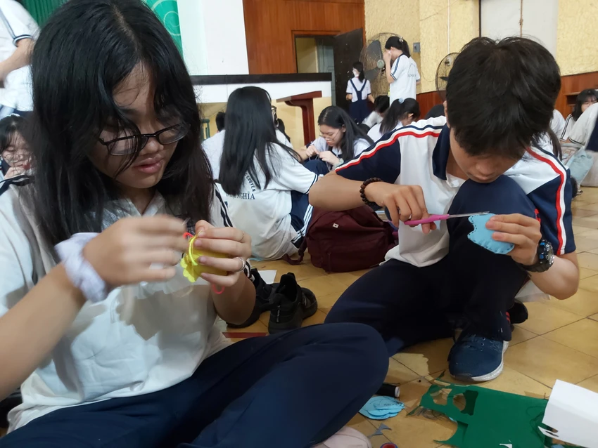 Ấn tượng: Học sinh trang trí ghế đá bằng công thức toán học ảnh 12 Ấn tượng: Học sinh trang trí ghế đá bằng công thức toán học ảnh 12
