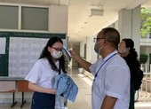 Thí sinh khẩu trang kín mít làm thủ tục dự thi tốt nghiệp THPT