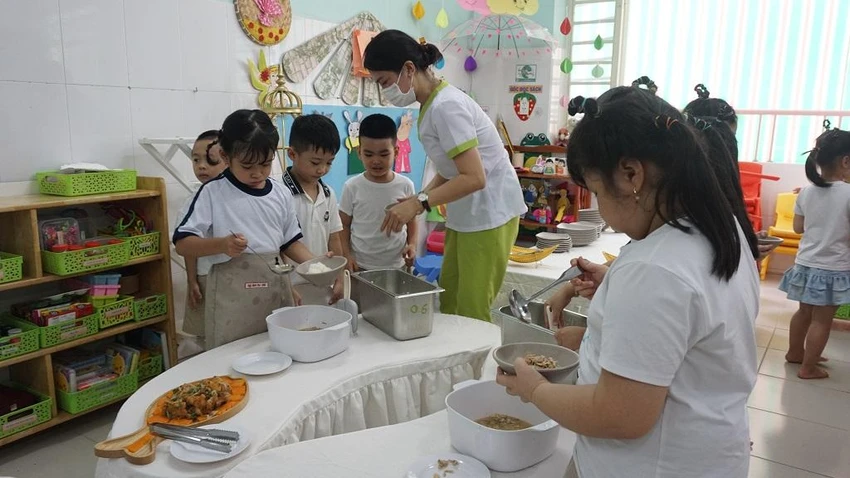 Trong khi đó, lớp lá 2 lại tổ chức bữa ăn theo hình thức buffet. Mỗi bé sẽ tự lấy khẩu phần ăn của mình. Trong khi đó, lớp lá 2 lại tổ chức bữa ăn theo hình thức buffet. Mỗi bé sẽ tự lấy khẩu phần ăn của mình.