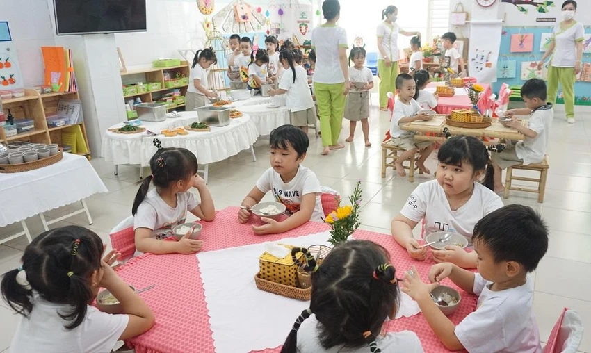 Bà Nguyễn Thị Phú Châu, Hiệu trưởng nhà trường cho biết, trường tổ chức nhiều hình thức ăn trưa cho các bé. Bữa ăn gia đình, ăn tự chọn, ăn theo khay. Mỗi cách thức tổ chức đều nhằm mục đích hình thành cho các bé những kỹ năng riêng. Giờ ăn kiểu gia đình sẽ giúp các bé biết phân chia công việc, ứng xử sao trong bữa ăn? Ăn kiểu tự chọn sẽ khiến các bé lấy lượng thức ăn phù hợp, tránh lãng phí... "Chúng tôi tổ chức hoạt động này với mong muốn phụ huynh sẽ hiểu rõ các con ở trường ăn ra sao. Từ đó, phụ huynh sẽ phối hợp tốt hơn với trường trong việc chăm sóc các bé", bà Châu nói thêm. Bà Nguyễn Thị Phú Châu, Hiệu trưởng nhà trường cho biết, trường tổ chức nhiều hình thức ăn trưa cho các bé. Bữa ăn gia đình, ăn tự chọn, ăn theo khay. Mỗi cách thức tổ chức đều nhằm mục đích hình thành cho các bé những kỹ năng riêng. Giờ ăn kiểu gia đình sẽ giúp các bé biết phân chia công việc, ứng xử sao trong bữa ăn? Ăn kiểu tự chọn sẽ khiến các bé lấy lượng thức ăn phù hợp, tránh lãng phí... "Chúng tôi tổ chức hoạt động này với mong muốn phụ huynh sẽ hiểu rõ các con ở trường ăn ra sao. Từ đó, phụ huynh sẽ phối hợp tốt hơn với trường trong việc chăm sóc các bé", bà Châu nói thêm.