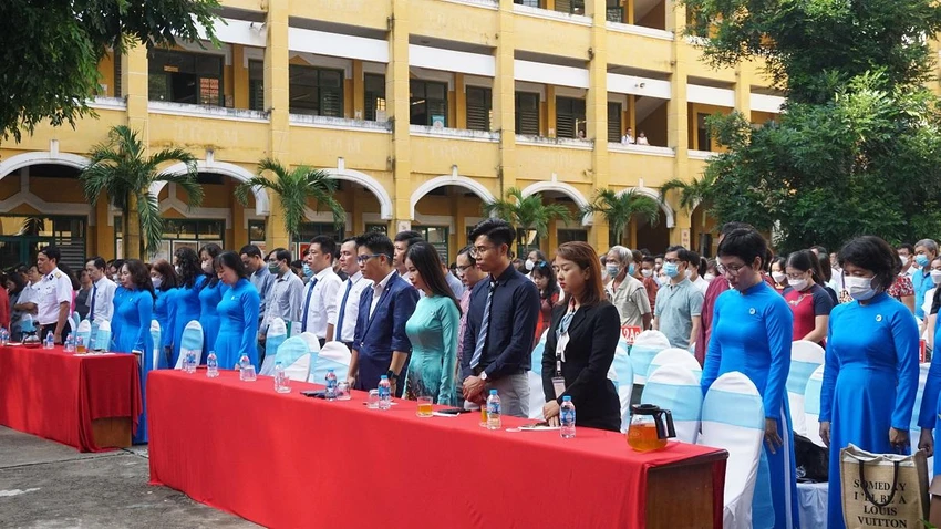 Tại buổi lễ, sau nghi thức chào cờ, mọi người đã dành một phút tưởng niệm những mất mát, đau thương đã diễn ra trong đại dịch, từ đó càng trân trọng hơn giây phút quý giá ngày hôm nay. Tại buổi lễ, sau nghi thức chào cờ, mọi người đã dành một phút tưởng niệm những mất mát, đau thương đã diễn ra trong đại dịch, từ đó càng trân trọng hơn giây phút quý giá ngày hôm nay.