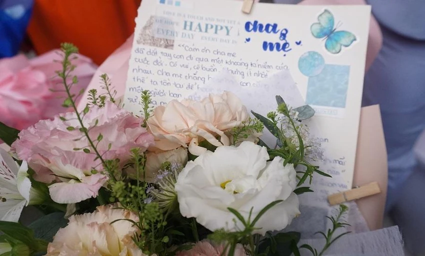 Một bó hoa của một bạn học sinh dành tặng cho ba của mình. Một bó hoa của một bạn học sinh dành tặng cho ba của mình.