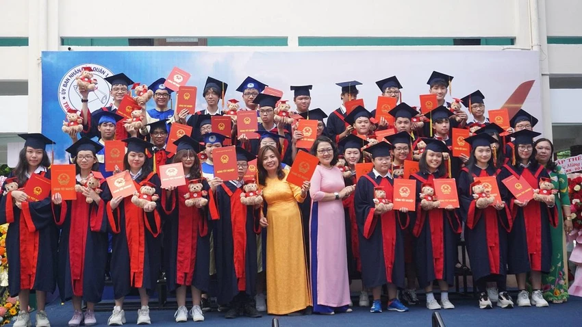 Cô trò cùng lưu lại những khoảnh khác đáng nhớ. Cô trò cùng lưu lại những khoảnh khác đáng nhớ.