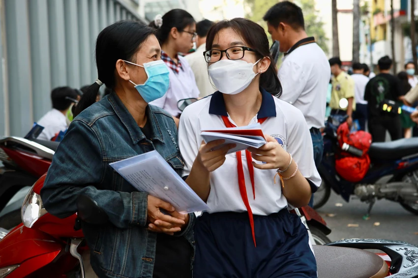 Hai mẹ con cười đùa vui vẻ trước giờ thi. Ảnh: Nguyệt Nhi Hai mẹ con cười đùa vui vẻ trước giờ thi. Ảnh: Nguyệt Nhi