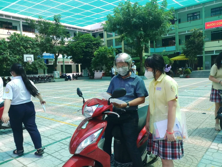 Hai ba con thảo luận về đề. Ảnh: NGUYỄN QUYÊN Hai ba con thảo luận về đề. Ảnh: NGUYỄN QUYÊN