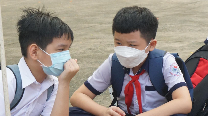 Theo nhiều sĩ tử nhí, năm nay đề thi có sự thay đổi khi có thêm phần nghe - đọc tiếng Anh, tuy nhiên các em không quá lo lắng vì tất cả đều đã ôn tập kỹ và kỹ năng này đã được rèn luyện trong suốt quá trình ôn thi. Theo nhiều sĩ tử nhí, năm nay đề thi có sự thay đổi khi có thêm phần nghe - đọc tiếng Anh, tuy nhiên các em không quá lo lắng vì tất cả đều đã ôn tập kỹ và kỹ năng này đã được rèn luyện trong suốt quá trình ôn thi.