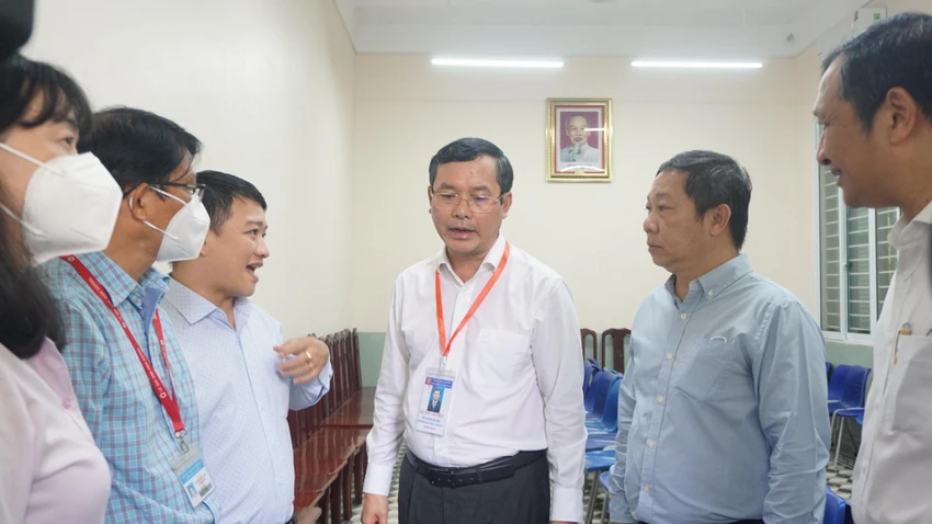 Thứ trưởng Bộ GD&ĐT (ở giữa) trao đối với các thành viên trong đoàn kiểm tra. Thứ trưởng Bộ GD&ĐT (ở giữa) trao đối với các thành viên trong đoàn kiểm tra.