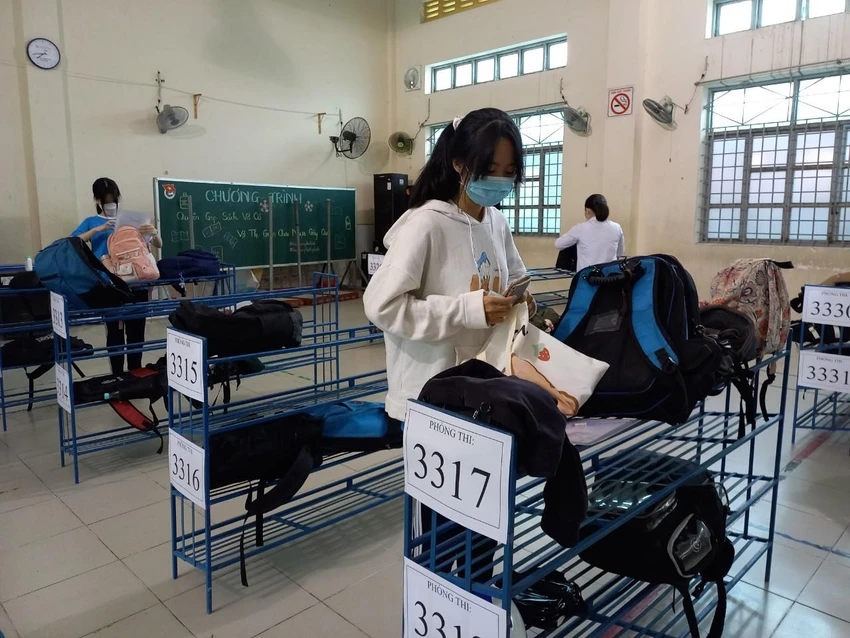 Khu vực để đồ của thí sinh được chia theo phòng. Ảnh: PHẠM ANH Khu vực để đồ của thí sinh được chia theo phòng. Ảnh: PHẠM ANH