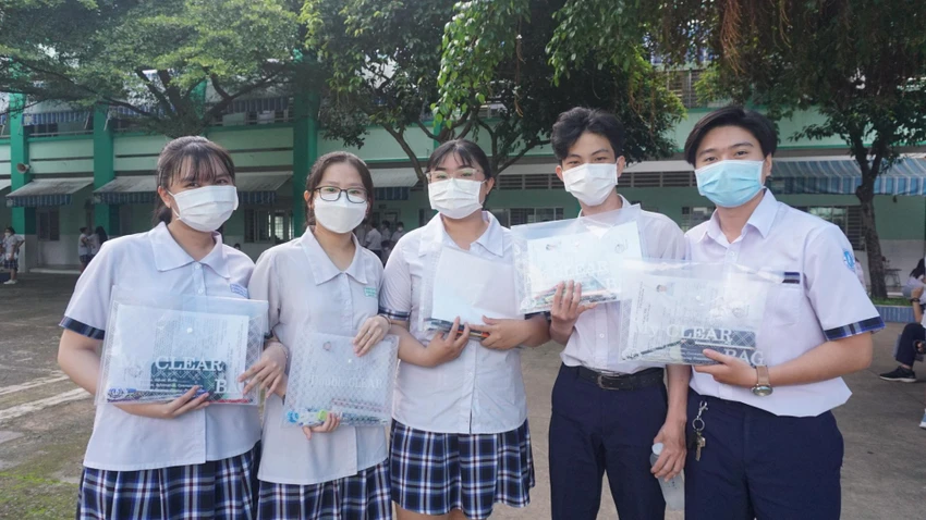 Thí sinh chỉ mang theo một bì nhựa chứa các vật dụng được cho phép vào điểm thi. Ảnh: NGUYỄN QUYÊN