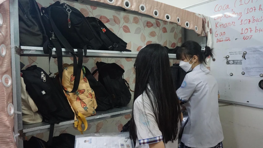 Khu vực gửi đồ tại điểm thi khá "ế ẩm". Ảnh: NGUYỄN QUYÊN