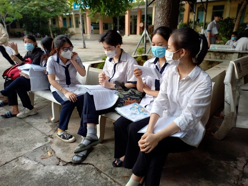 Thí sinh tranh thủ ôn bài trước giờ thi. Ảnh: PHẠM ANH Thí sinh tranh thủ ôn bài trước giờ thi. Ảnh: PHẠM ANH