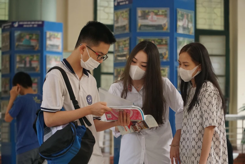 Thí sinh xem lại bài trước giờ thi. Ảnh: PHI HÙNG Thí sinh xem lại bài trước giờ thi. Ảnh: PHI HÙNG