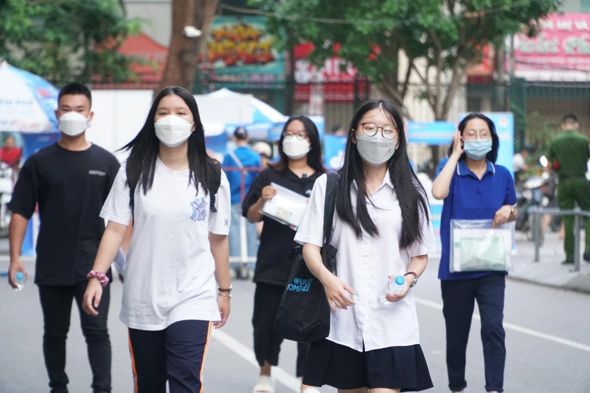 Thí sinh xem lại bài trước giờ thi. Ảnh: PHI HÙNG Thí sinh xem lại bài trước giờ thi. Ảnh: PHI HÙNG