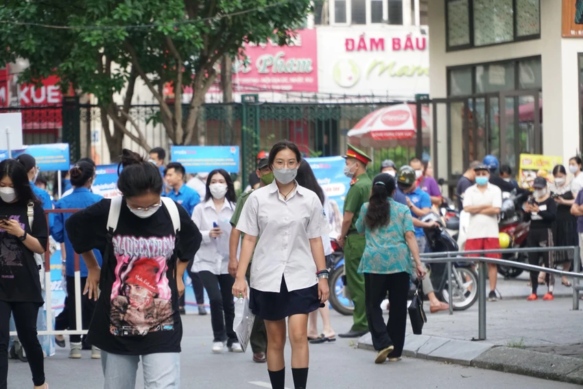 Thí sinh xem lại bài trước giờ thi. Ảnh: PHI HÙNG Thí sinh xem lại bài trước giờ thi. Ảnh: PHI HÙNG
