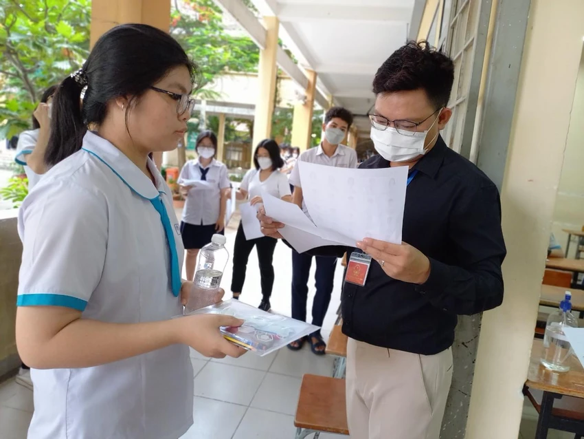 Thí sinh chuẩn bị bước vào phòng thi. Ảnh: PHẠM ANH Thí sinh chuẩn bị bước vào phòng thi. Ảnh: PHẠM ANH