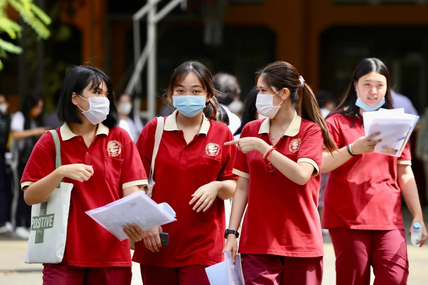 Thí sinh sau giờ thi Văn tại điểm thi THPT Ten Lơ Man, quận 1, TP.HCM. Ảnh: HOÀNG GIANG Thí sinh sau giờ thi Văn tại điểm thi THPT Ten Lơ Man, quận 1, TP.HCM. Ảnh: HOÀNG GIANG