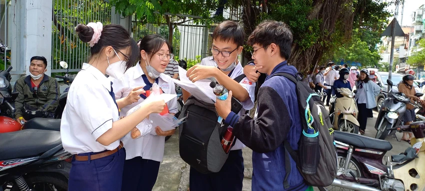 Đề thi môn Văn sáng nay khiến nhiều thí sinh thích thú. Ảnh: PHẠM ANH Đề thi môn Văn sáng nay khiến nhiều thí sinh thích thú. Ảnh: PHẠM ANH