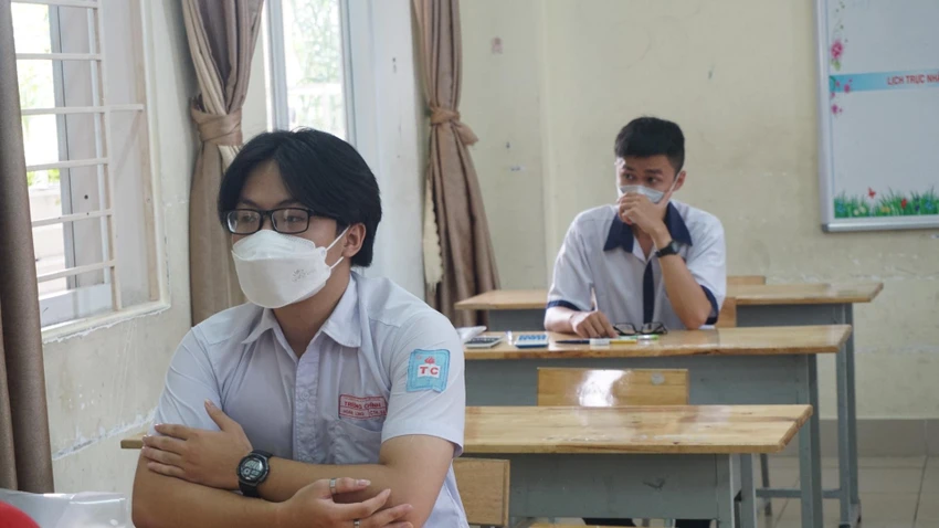 Mai Hoàng Long tự tin môn Văn sẽ được khoảng 7 đến 8 điểm. Ảnh: NGUYỄN QUYÊN Mai Hoàng Long tự tin môn Văn sẽ được khoảng 7 đến 8 điểm. Ảnh: NGUYỄN QUYÊN