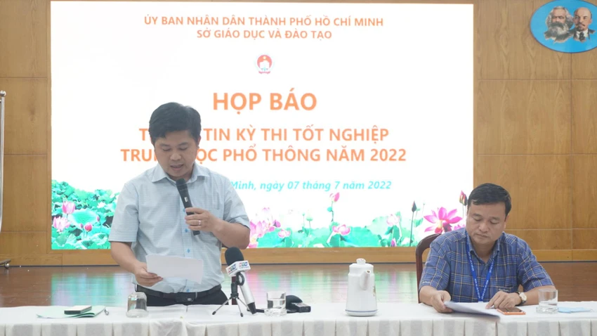 Ông Hồ Tấn Minh, Chánh văn phòng Sở GD&ĐT TP.HCM chia sẻ thông tin tại buổi họp báo. Ảnh: NGUYỄN QUYÊN Ông Hồ Tấn Minh, Chánh văn phòng Sở GD&ĐT TP.HCM chia sẻ thông tin tại buổi họp báo. Ảnh: NGUYỄN QUYÊN