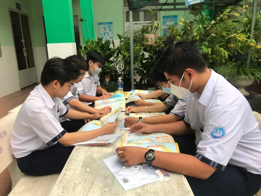 Các em tranh thủ xem lại bài trước giờ thi. Ảnh: TÚ NGÂN Các em tranh thủ xem lại bài trước giờ thi. Ảnh: TÚ NGÂN