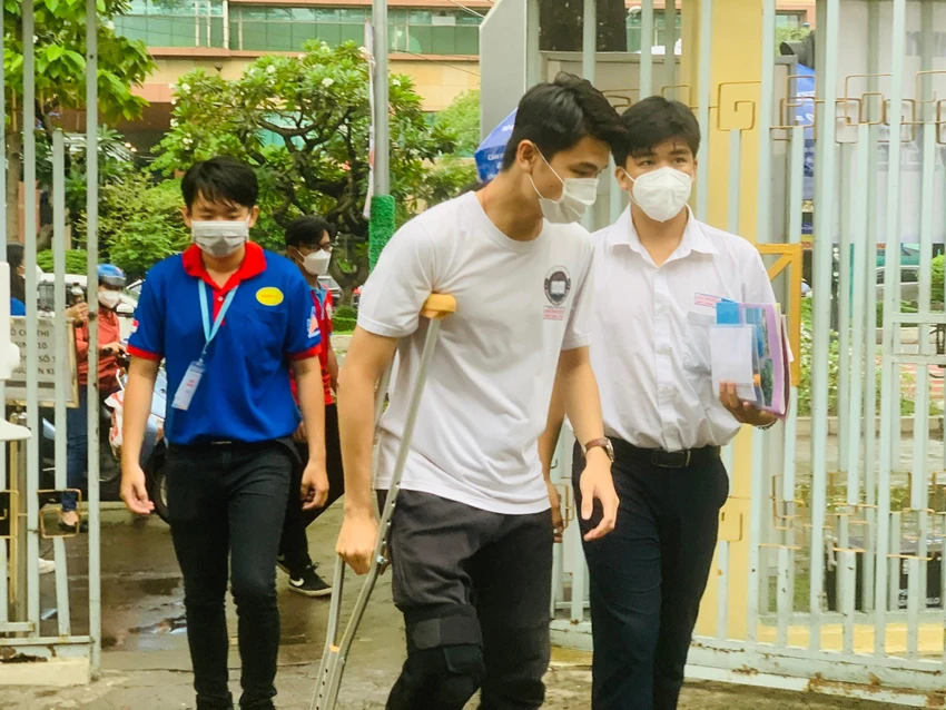 Bùi Minh Khang (HS Quang Trung Nguyễn Huệ) bị tai nạn gãy chân trước kỳ thi. Ảnh: THẢO PHƯƠNG Bùi Minh Khang (HS Quang Trung Nguyễn Huệ) bị tai nạn gãy chân trước kỳ thi. Ảnh: THẢO PHƯƠNG
